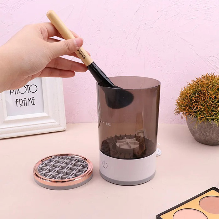 Uistite sa, že vaše štetce na make-up sú čisté a hygienické!