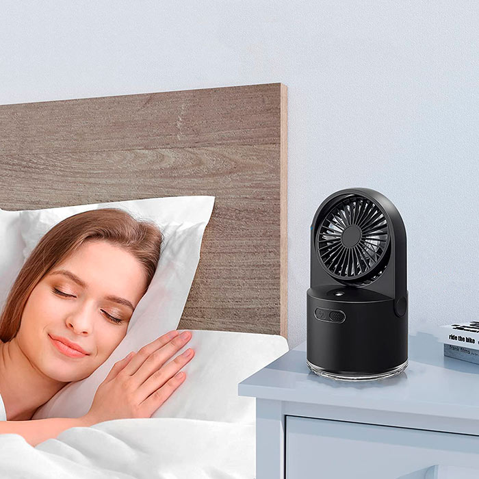 Má 2 tlačidlá na zapnutie ventilátora alebo zvlhčovača a možnosť osvetlenia so 7 rôznymi farbami!