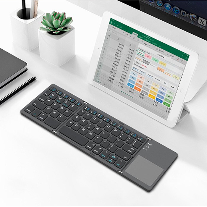 Má trackpad, ktorý vám umožňuje používať ju bez extra myši!