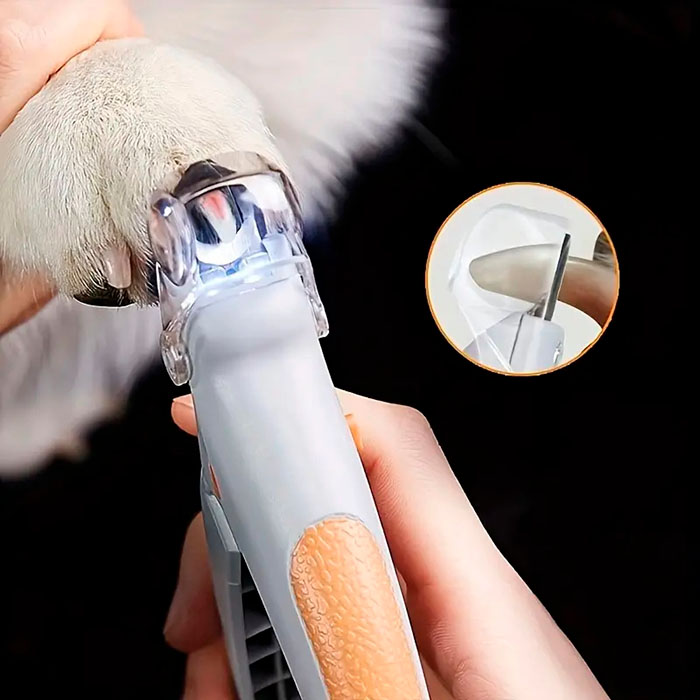 PawGloTrim zabezpečuje bezpečnú a šetrnú úpravu pazúrov vašich mačiek a psov vďaka ostrým klieštiam a vstavanému LED svetlu.