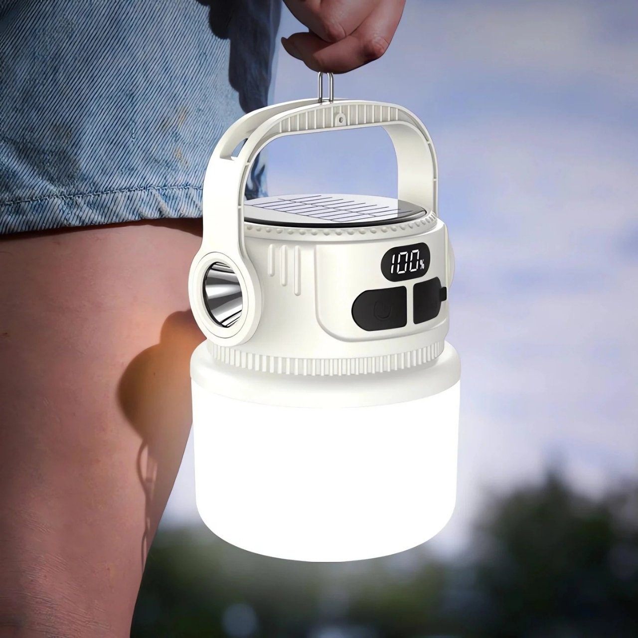 S pomocou solárnej energie ste nezávislí od elektrických zdrojov, zatiaľ čo USB port umožňuje rýchle nabíjanie mobilných zariadení.