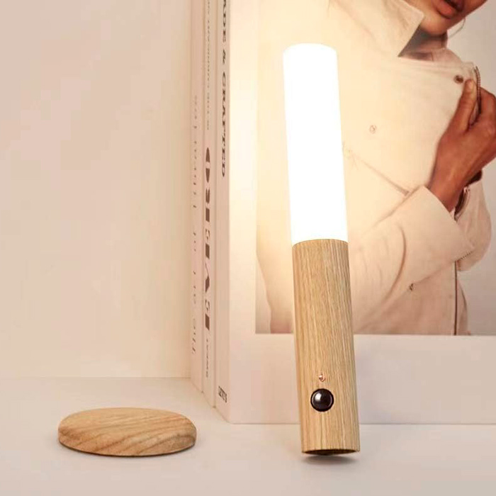 Lampa má držiak, ktorý sa k nej pripevní magnetom a držiak má samolepiacu zadnú stranu, takže ju môžete umiestniť kamkoľvek sa vám páči - do chodby, do spálne, na stôl, na okraj postele atď.